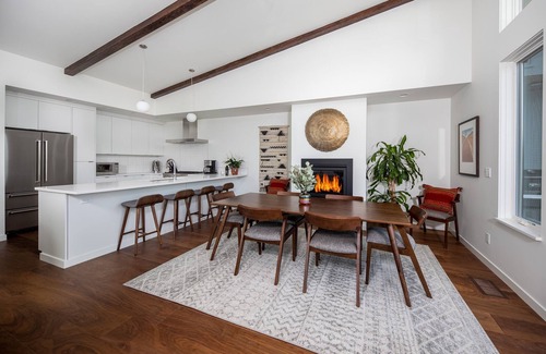 Hood River House | Hawks Perch: Modern Downtown Stay with Panoramic Views
