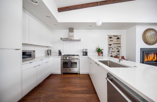 Hood River House | Hawks Perch: Modern Downtown Stay with Panoramic Views