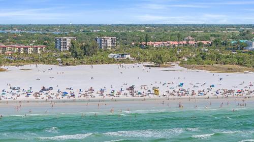 Siesta Key Apartment | Cozy Hawk's Sea Nest: Oceanfront Family Retreat