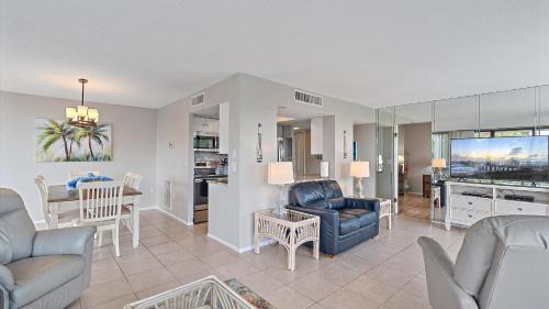 Siesta Key Apartment | Cozy Hawk's Sea Nest: Oceanfront Family Retreat