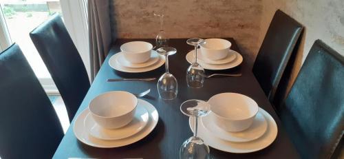 Little Hay Apartment | Discover Hawksworth House: Family-Friendly Stay Near NEC