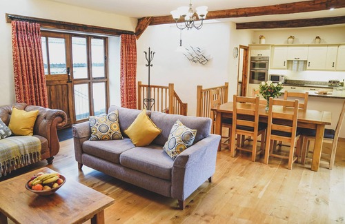 Axminster Cottage | Pet-Friendly Hawley Farm: Top-Rated Family Getaway
