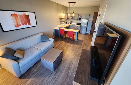 Amistad National Recreational Area Hotel | Welcoming Hawthorn Extended Stay with Pool & Kitchen Amenities