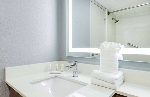 Wichita Hotel | Eco-Friendly Hawthorn Extended Stay near Wichita Airport