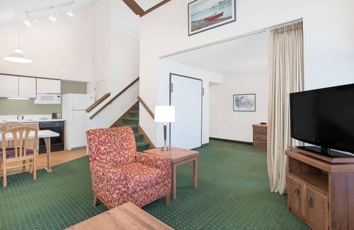 Allouez Hotel | Comfortable Extended Stay at Hawthorn by Wyndham Green Bay
