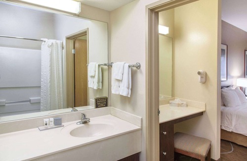 Bloomington Hotel | Comfortable Extended Stay at Hawthorn by Wyndham Bloomington