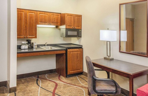 Bloomington Hotel | Comfortable Extended Stay at Hawthorn by Wyndham Bloomington