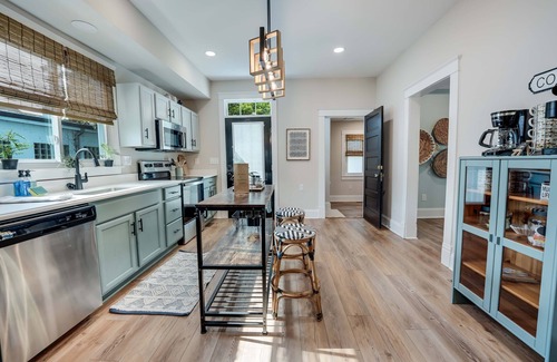 Colonial Beach House | Hawthorn House: Remodeled 3BR Near Town with Breakfast