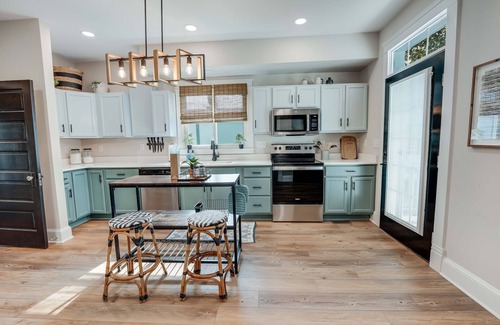Colonial Beach House | Hawthorn House: Remodeled 3BR Near Town with Breakfast