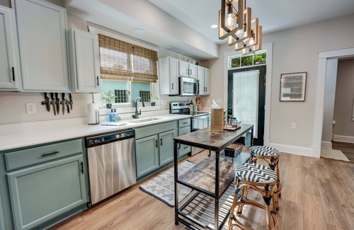 Colonial Beach House | Hawthorn House: Remodeled 3BR Near Town with Breakfast