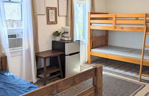 Buckingham Cabin | Hawthorne Cabin: Lake Views, Pet Friendly & Family Ready