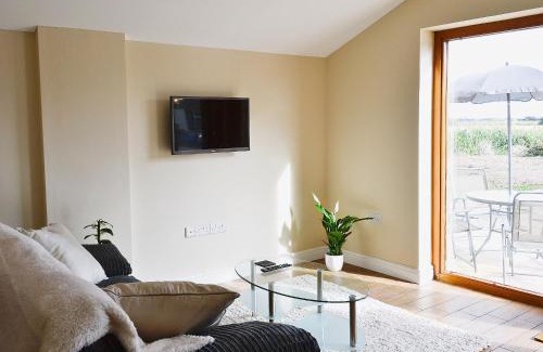 Skegness House | Discover Hawthorne Cottage: Pet-Friendly Retreat with Hot Tub