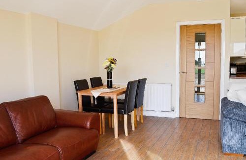 Skegness House | Discover Hawthorne Cottage: Pet-Friendly Retreat with Hot Tub