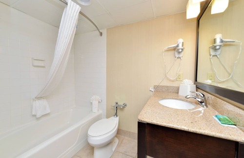 Winston - Salem Hotel | Inviting Hawthorne Inn with Pool and Spa Amenities