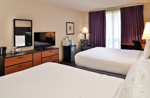 Winston - Salem Hotel | Inviting Hawthorne Inn with Pool and Spa Amenities