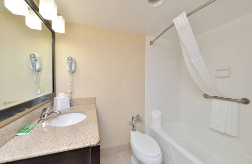 Winston - Salem Hotel | Inviting Hawthorne Inn with Pool and Spa Amenities