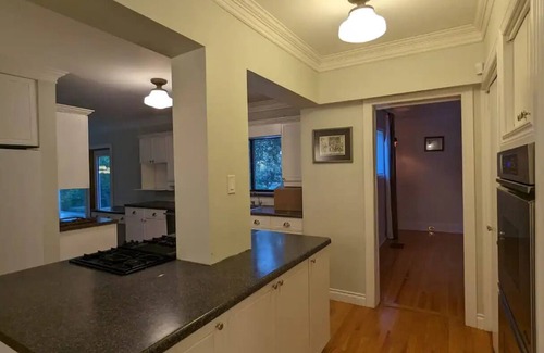 St. Andrews House | Welcoming Hawthorne Lodge: Pet-Friendly with Breakfast Included