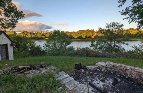 St. Andrews House | Welcoming Hawthorne Lodge: Pet-Friendly with Breakfast Included