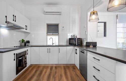 Hawthorne House | Hawthorne on the Park: Entire Home with Leafy Views