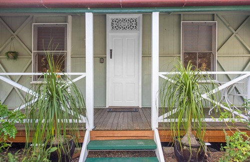 Hawthorne House | Hawthorne on the Park: Entire Home with Leafy Views