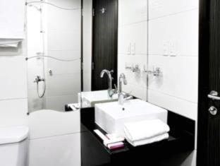 Dammam Apartment | Relaxing Watheer Hotel Suite with Pool and Spa Amenities