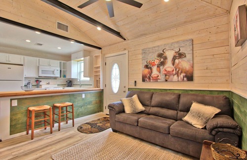 Blanco Cabin | Pet-Friendly Hayday Getaway with Spa and Breakfast Amenities