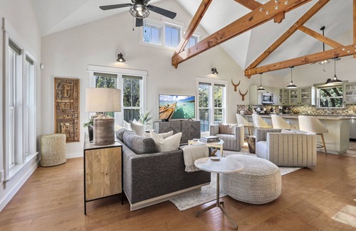 Dripping Springs House | Experience Haydon House: Modern Retreat with Outdoor Oasis