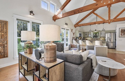 Dripping Springs House | Experience Haydon House: Modern Retreat with Outdoor Oasis