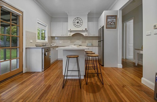 North Wagga Wagga House | Hayes Corner Cottage: Pet-Friendly Retreat Near CBD