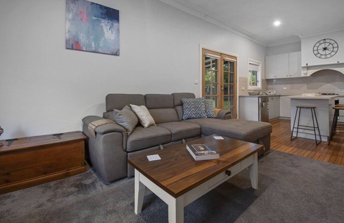 North Wagga Wagga House | Hayes Corner Cottage: Pet-Friendly Retreat Near CBD