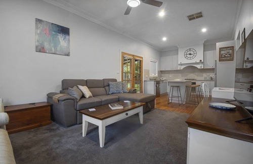 North Wagga Wagga House | Hayes Corner Cottage: Pet-Friendly Retreat Near CBD