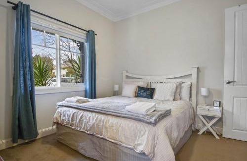 North Wagga Wagga House | Inviting Hayes Corner Cottage: Pet Friendly & Near CBD