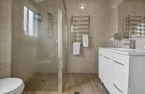 North Wagga Wagga House | Inviting Hayes Corner Cottage: Pet Friendly & Near CBD