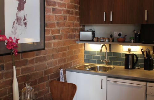 Stanley Common House | Premier Hayeswood Lodge: Family-Friendly Retreat with Breakfast