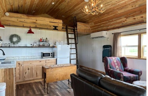 Fort Laramie Cabin | Relaxing Hayfield Cabin 2: Perfect Family Getaway!