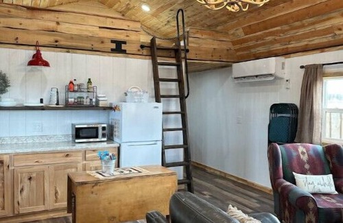 Fort Laramie Cabin | Relaxing Hayfield Cabin 2: Perfect Family Getaway!