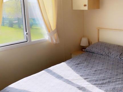 Cleethorpes Apartment | Cozy Hayley’s Beach Haven with Oceanfront Pool Access