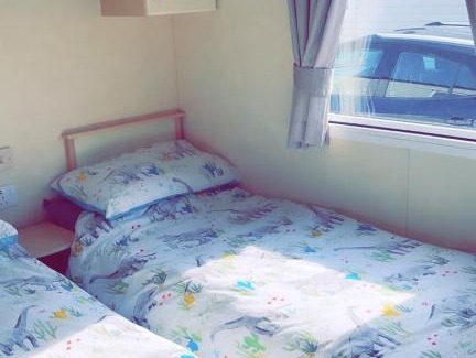 Cleethorpes Apartment | Cozy Hayley’s Beach Haven with Oceanfront Pool Access