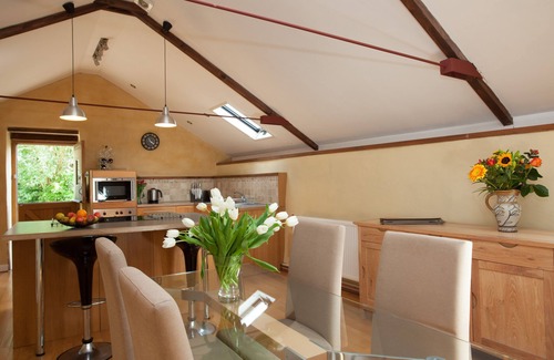 Crediton House | Relax at Hayloft, Great Gutton Farm with Pool & Breakfast