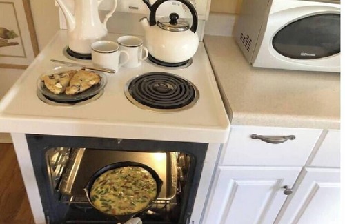 East of Broadway Cottage | Discover Hayward Garden Cottage: Accessible Comfort & Breakfast
