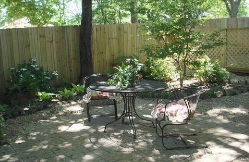 East of Broadway Cottage | Discover Hayward Garden Cottage: Accessible Comfort & Breakfast
