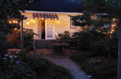 East of Broadway Cottage | Discover Hayward Garden Cottage: Accessible Comfort & Breakfast