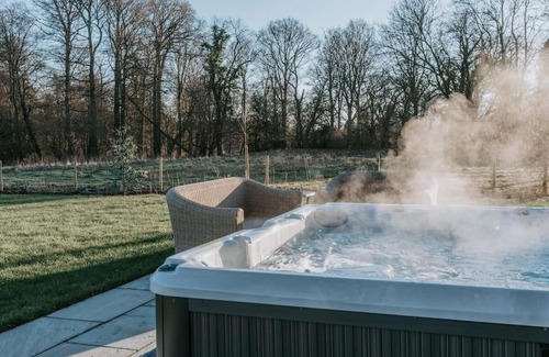 Highmoor Cross House | Relaxing Getaway at Hayward House with Hot Tub & Garden