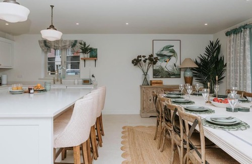 Highmoor Cross House | Relaxing Getaway at Hayward House with Hot Tub & Garden