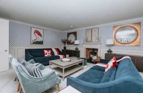 Highmoor Cross House | Relaxing Getaway at Hayward House with Hot Tub & Garden