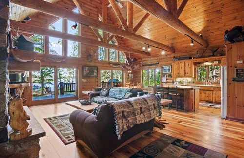 Hayward House | Perfect Eaglesnest Log Home on Lake Chippewa - Pet Friendly!