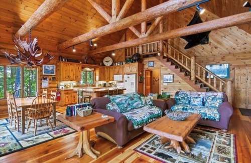 Hayward House | Perfect Eaglesnest Log Home on Lake Chippewa - Pet Friendly!