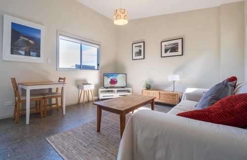 Coles Bay Apartment | Escape to Hazards: Oceanfront Retreat with Hot Tub
