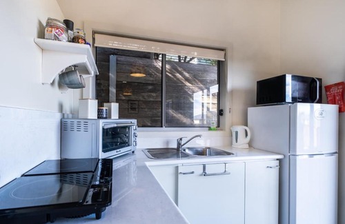 Coles Bay Apartment | Escape to Hazards: Oceanfront Retreat with Hot Tub