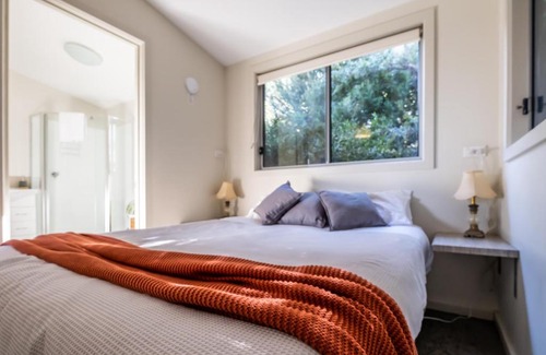 Coles Bay Apartment | Escape to Hazards: Oceanfront Retreat with Hot Tub
